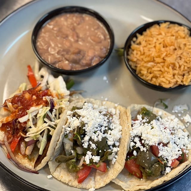 El Vegetariano Tacos Combination.